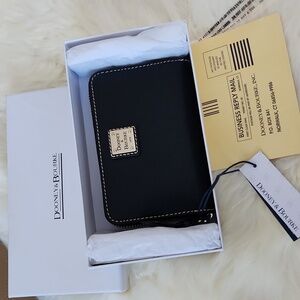 Gorgeous NWT IOB Dooney & Bourke Black Leather 3/4 Zip Wallet 🖤🎁